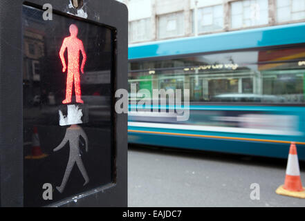 Motion blurred personnes traversant à Pelican crossing Southport, Merseyside, Royaume-Uni Banque D'Images