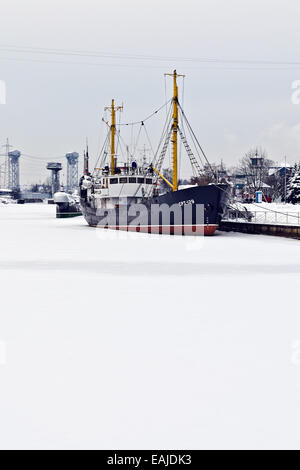 Chalutier moyen, lié avec de la glace. Digue de Pierre le Grand, Kaliningrad (jusqu'en 1946 Koenigsberg), Russie Banque D'Images