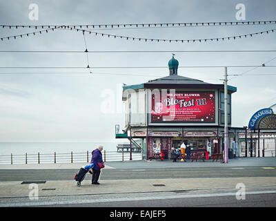 Une des images de la série "Prom' plaisir par Mark Reeves, les photos à la découverte de la nouvelle promenade de réaménagement à Blackpool Banque D'Images