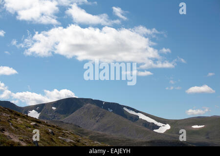 Coire an t-Sneachda Stob Coire un t-Sneachda et Cairn Lochan à partir du chemin jusqu'Coire tas sur les pentes du Cairn Gorm Ecosse Banque D'Images