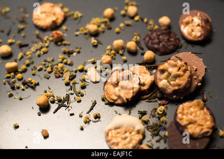 Des biscuits, des noix et de la camomille thé fleurs sur fond sombre Banque D'Images