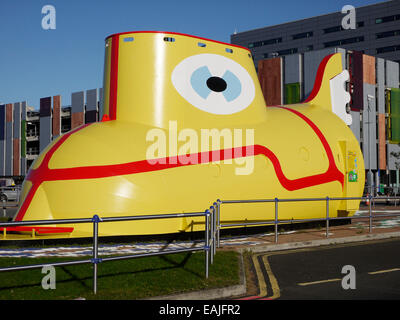 Le sous-marin jaune sculpture, Liverpool John Lennon Airport, Speke, Liverpool, Angleterre, Royaume-Uni. Banque D'Images