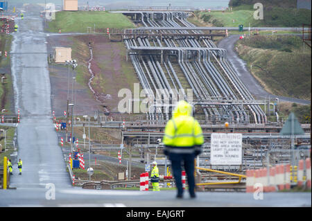 Un travailleur cherche sur Pembroke raffinerie de pétrole appartenant à Valero dans la région de Pembrokeshire, Pays de Galles. Banque D'Images