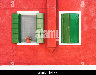 Fenêtres ouvertes et fermées sur une maison de Burano, Italie. Banque D'Images