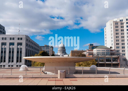 Monona Terrace avec fontaine à l'avant-plan et le State Capitol building dans la distance au centre-ville de Madison Wisconsin Banque D'Images