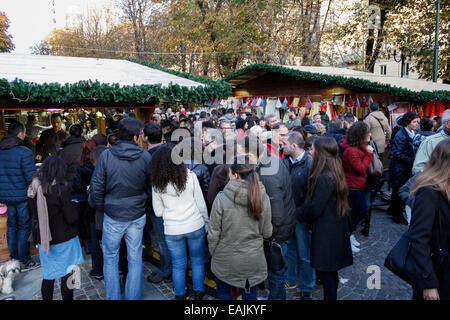 Le marché de Noël traditionnel français, conçu avec des chalets individuels, seront visités à Turin jusqu'au 23 novembre, où les produits typiquement français pour la prochaine saison de Noël peut être acheté. © Elena Aquila/Pacific Press/Alamy Live News Banque D'Images