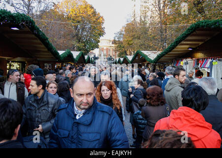 Le marché de Noël traditionnel français, conçu avec des chalets individuels, seront visités à Turin jusqu'au 23 novembre, où les produits typiquement français pour la prochaine saison de Noël peut être acheté. © Elena Aquila/Pacific Press/Alamy Live News Banque D'Images