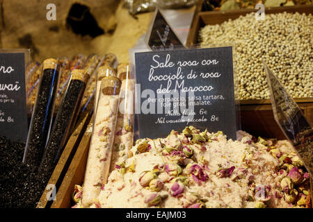 Le marché de Noël traditionnel français, conçu avec des chalets individuels, seront visités à Turin jusqu'au 23 novembre, où les produits typiquement français pour la prochaine saison de Noël peut être acheté. © Elena Aquila/Pacific Press/Alamy Live News Banque D'Images