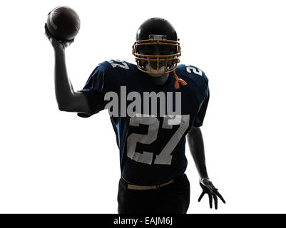 Un quarterback american football player homme jeter en silhouette studio isolé sur fond blanc Banque D'Images