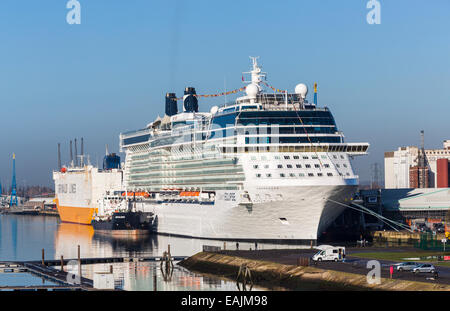 Bateau de croisière Celebrity 'Eclipse' amarré à Southampton Docks sur le Solent, Hampshire, Royaume-Uni Banque D'Images