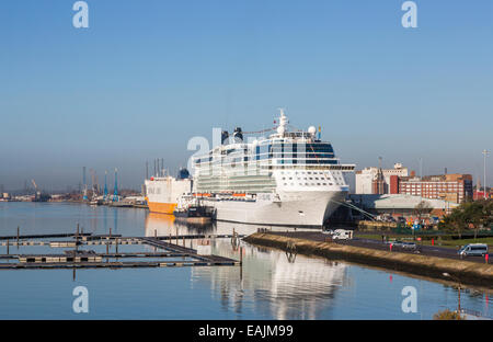 Bateau de croisière Celebrity 'Eclipse' amarré à Southampton Docks sur le Solent, Hampshire, Royaume-Uni Banque D'Images