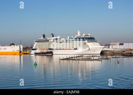 Bateau de croisière Celebrity 'Eclipse' amarré à Southampton Docks sur le Solent, Hampshire, Royaume-Uni Banque D'Images