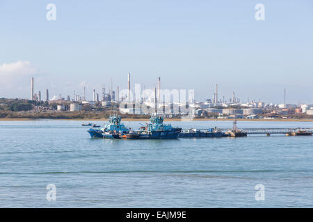Les remorqueurs bleu amarré à un ponton à l'Exxon Mobil Oil Refinery à Fawley, sur l'eau dans le Solent de Southampton, Hampshire, côte sud de l'Angleterre, Royaume-Uni Banque D'Images