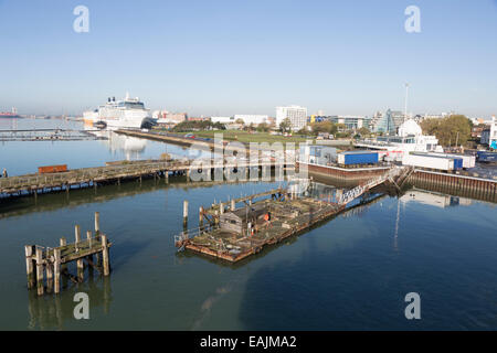 Front de mer de Southampton et de croisière Celebrity 'Eclipse' amarré à Southampton Docks sur le Solent, Hampshire, Royaume-Uni Banque D'Images