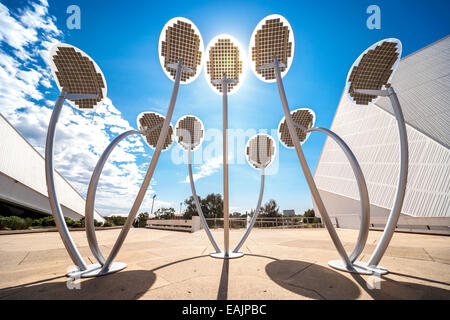 Éclairage LED à énergie solaire que l'éclairage public solaire arbres aka Le Mallee sculpture. Adelaide (Australie) Banque D'Images