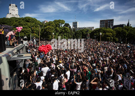 Buenos Aires, Argentine. 16 Nov, 2014. Les gens déguisés participer à la Zombie Walk, dans la ville de Buenos Aires, capitale de l'Argentine, le 16 novembre, 2014. Crédit : Martin Zabala/Xinhua/Alamy Live News Banque D'Images