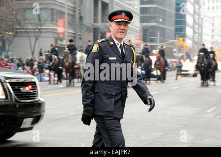 Toronto, Canada. 16 Nov 2014. Chef de Police de Toronto Bill Blair participe à la 110e assemblée annuelle Toronto Parade du Père Noël. Credit : EXImages/Alamy Live News Banque D'Images