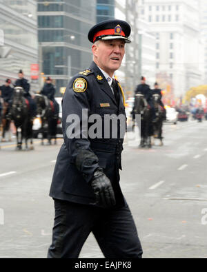 Toronto, Canada. 16 Nov 2014. Chef de Police de Toronto Bill Blair participe à la 110e assemblée annuelle Toronto Parade du Père Noël. Credit : EXImages/Alamy Live News Banque D'Images