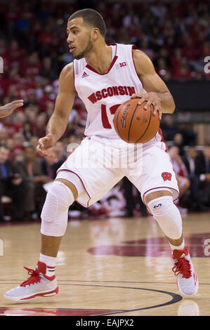 16 novembre 2014 : Wisconsin Badgers guard Traevon Jackson # 12 en action au cours de la jeu de basket-ball de NCAA entre le Wisconsin et le blaireau Chattanooga au GPM Kohl Center à Madison, WI. Le Wisconsin a défait Chattanooga 89-45. John Fisher/CSM Banque D'Images