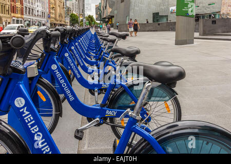 Baie de bicyclettes publiques à Federation Square, Melbourne Banque D'Images