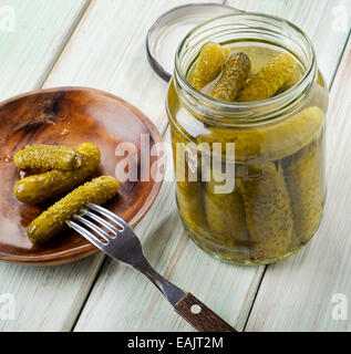 Concombres sur une plaque et en pot de verre . Selective focus Banque D'Images