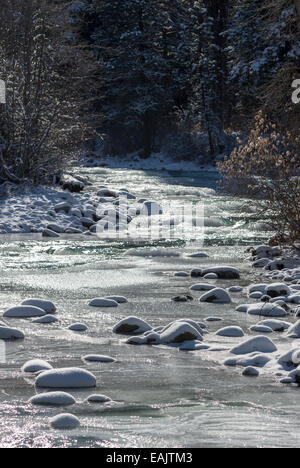 Partiellement congelée Lostine River dans l'Oregon est Montagnes Wallowa. Banque D'Images