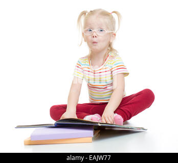 Dans eyeglases drôle enfant isolé reading book Banque D'Images