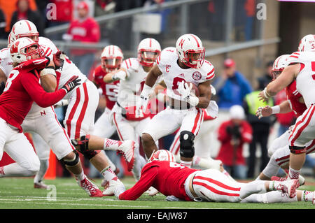 15 novembre 2014 : Nebraska Cornhuskers Ameer running back Abdullah # 8 ne trouve pas l'exécution de prix au cours de la NCAA Football match entre l'Ohio et le Wisconsin Badgers Cornhuskers au Camp Randall Stadium à Madison, WI. Le Wisconsin a battu Minnesota 59-24. John Fisher/CSM Banque D'Images