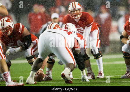 15 novembre 2014 : Wisconsin Badgers quarterback Joel discontinue # 2 au cours de la NCAA Football match entre l'Ohio et le Wisconsin Badgers Cornhuskers au Camp Randall Stadium à Madison, WI. Le Wisconsin a battu Minnesota 59-24. John Fisher/CSM Banque D'Images