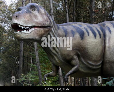 Dinosaure Tyrannosaurus rex, l'ère du Crétacé dino réalistes statues at Dinopark Zoo Amersfoort, Pays-Bas Banque D'Images