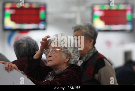 (141117) -- SHANGHAI, 17 novembre 2014 (Xinhua) -- Les investisseurs vérifier stocks à un hall commercial d'une société de valeurs mobilières à Shanghai, la Chine orientale, le 17 novembre 2014. Le monument Shanghai-Hong Kong Stock Connect, qui vise à relier les bourses de Hong Kong et Shanghai, a été officiellement lancé lundi. (Xinhua/Pei Xin) (WF) Banque D'Images