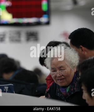 (141117) -- SHANGHAI, 17 novembre 2014 (Xinhua) -- Les investisseurs vérifier stocks à un hall commercial d'une société de valeurs mobilières à Shanghai, la Chine orientale, le 17 novembre 2014. Le monument Shanghai-Hong Kong Stock Connect, qui vise à relier les bourses de Hong Kong et Shanghai, a été officiellement lancé lundi. (Xinhua/Ding Ting) (WF) Banque D'Images