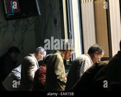 (141117) -- SHANGHAI, 17 novembre 2014 (Xinhua) -- Les investisseurs vérifier stocks à un hall commercial d'une société de valeurs mobilières à Shanghai, la Chine orientale, le 17 novembre 2014. Le monument Shanghai-Hong Kong Stock Connect, qui vise à relier les bourses de Hong Kong et Shanghai, a été officiellement lancé lundi. (Xinhua/Ding Ting) (WF) Banque D'Images