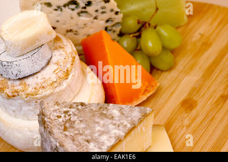La composition des divers types de fromages sur planche de bois Banque D'Images