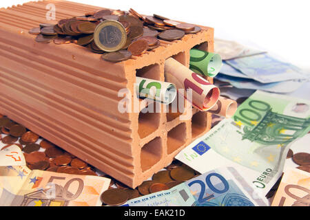 Pose de briques sur les pièces en euros Banque D'Images