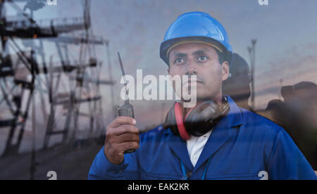 Worker holding fenêtre près de talkie-walkie Banque D'Images