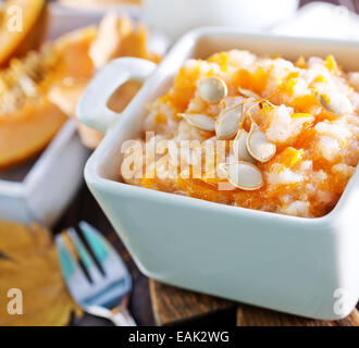 Dans le bol de porridge de citrouille et sur une table Banque D'Images