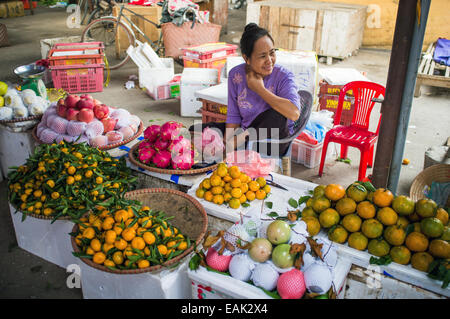 Le marché de la ville de Lao Cai, près de Hue, Vietnam, Asie Banque D'Images