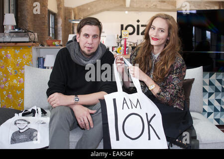 DJ Oliver Koletzki et Fran Koletzki passant par 'joiz - Dein Social TV' à Postbahnhof. Doté d''Oliver Koletzki : Fran,Koletzki Où : Berlin, Allemagne Quand : 14 mai 2014 Banque D'Images