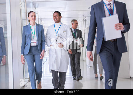 Chercheur scientifique et businesswoman talking in hallway Banque D'Images