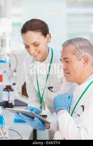 Les scientifiques using digital tablet in laboratory Banque D'Images