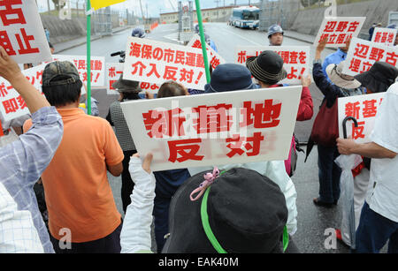 (141117) -- NAGO, le 17 novembre 2014 (Xinhua) -- les gens protestent contre le projet de construction d'une nouvelle base américaine à Henoko, en face de la porte du camp Shwab dans la ville de Nago, Okinawa prefecture, Japon, le 17 novembre 2014. Ancien maire de la ville de Naha Takeshi Onaga a remporté l'élection au poste de gouverneur de la préfecture la plus au sud du Japon, d'Okinawa le 16 novembre. Il a juré promis lundi pour bloquer la base aérienne américaine de Futenma clés relocation plan accepté par les États-Unis et le gouvernement central japonais. (Xinhua/Stringer)(bxq) Banque D'Images