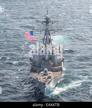 US Navy de la classe Arleigh Burke destroyer lance-missiles USS Mitscher en cours au cours de l'exercice international de la lutte contre les mines le 5 novembre 2014 au large de la côte d'Oman. Un quart de toutes les marines du monde participent au plus grand exercice naval international promouvoir la sécurité maritime à travers les opérations de lutte contre les mines. Banque D'Images