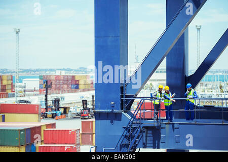 Les gens d'affaires et des travailleurs en conversation sur grue de chargement Banque D'Images