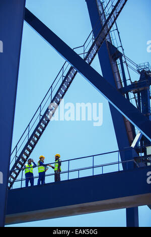 Low angle view of workers et pretty, grue de chargement Banque D'Images