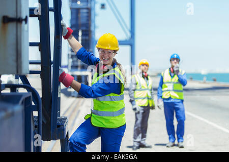 Worker climbing cargo crane Banque D'Images