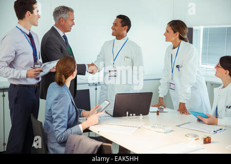 Les scientifiques et les gens parler dans la salle de conférence Banque D'Images