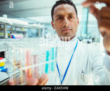 Expert scientifique en examinant des échantillons dans des tubes à essai en laboratoire Banque D'Images