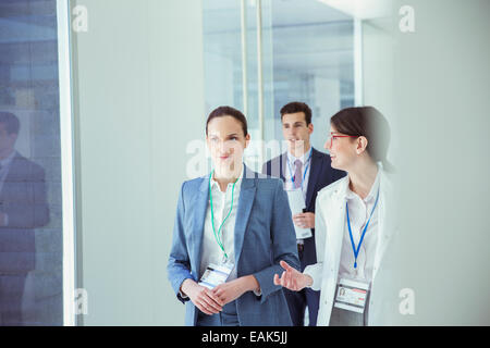 Chercheur scientifique et businesswoman talking in hallway Banque D'Images