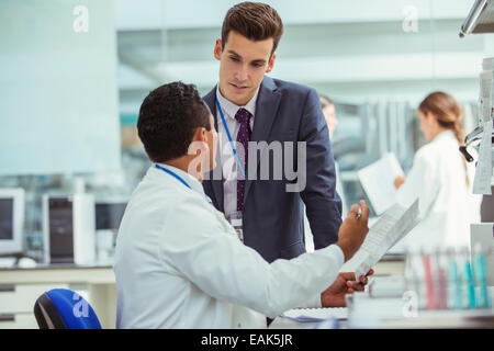 Chercheur scientifique et businessman talking in laboratory Banque D'Images
